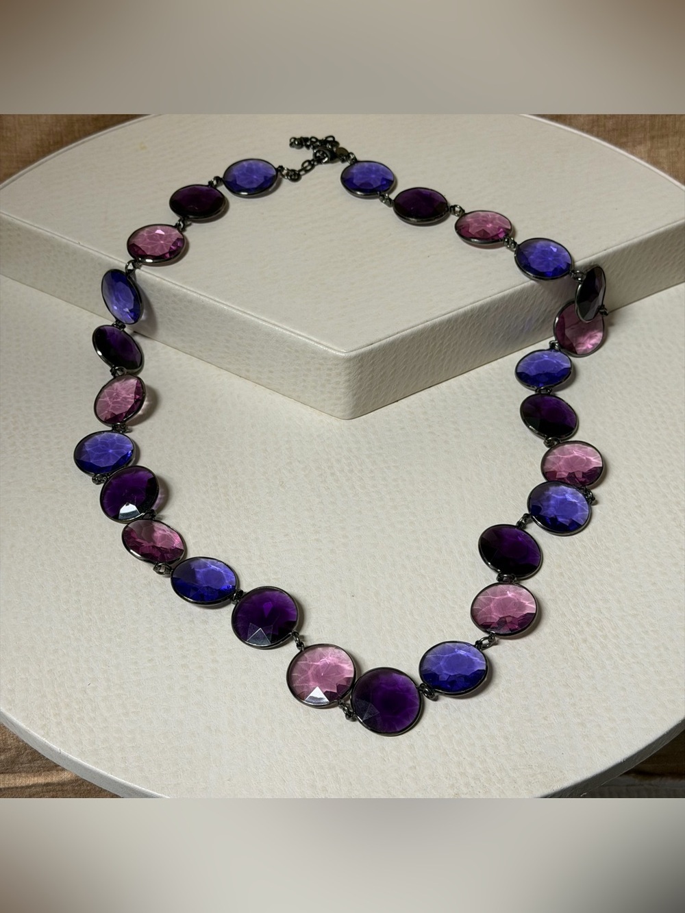 Vtg JOAN RIVERS Necklace
Faceted Lucite Beads Shades of Purple